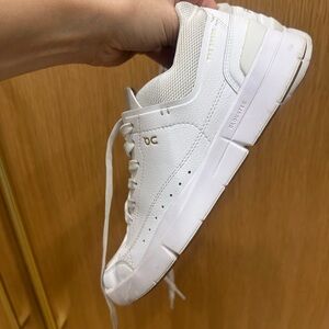 ON Running Women's White The Roger Sneakers, Size 8.5